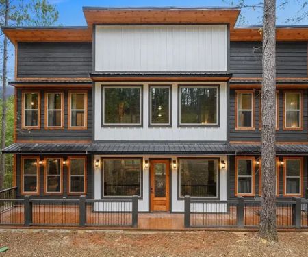 Saloon Creek Lodge